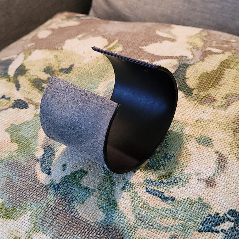 Suede cuff - Picture 2 of 2